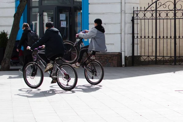 Teenagers Ride Bicycles Pedestrian Street City Ukraine Zhytomyr April 2021 — Stock Photo, Image