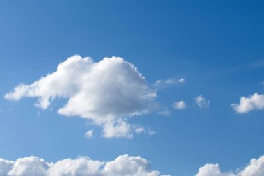 Sirrus ve kümülüs beyaz bulutlu mavi gökyüzü