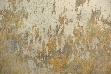 Alçıdan düşmüş eski püskü bir duvar.