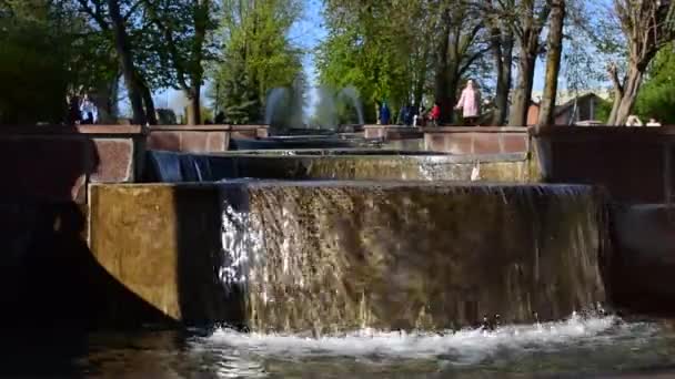 Fluxos Água Fonte Parque Cidade Primavera Ucrânia Zhytomyr Maio 2021 — Vídeo de Stock