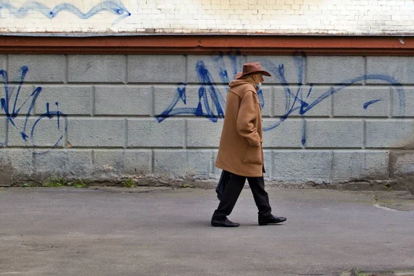 Одинокий Пожилой Человек Широкой Шляпе Одноразовой Маске Идет Пустынной Улице — стоковое фото