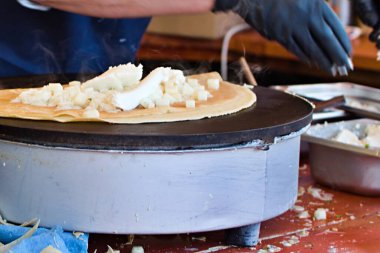 Sokak fast food 'u. Elektrikli fırında peynirli krep pişiriyor.