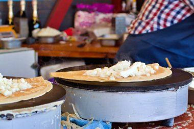 Sokak fast food 'u. Elektrikli fırında peynirli krep pişiriyor.