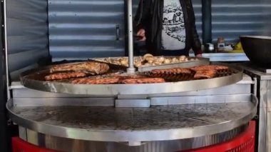 Fast food ızgarasında et ve mantar pişirmek