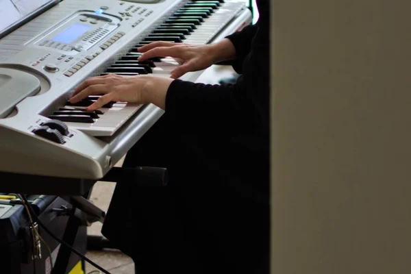 Musikerhender Spiller Elektrisk Piano Utydelig Forgrunn Sted Tekst – stockfoto