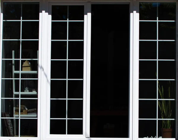 Weiße Rahmen Dunkler Geöffneter Fenster Sonnigen Tagen — Stockfoto