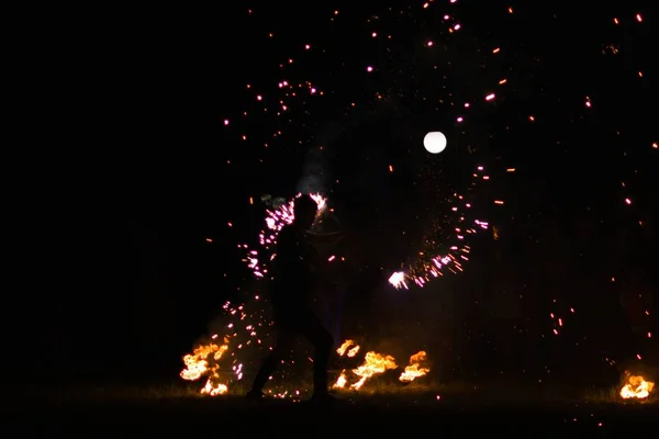 Spectacle Feu Dans Nuit Mouvement Flou Des Flammes Feu Photo De Stock