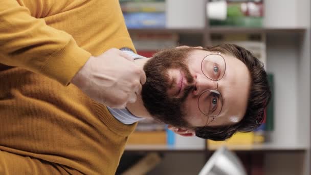 Man thinking, brainstorm, good idea concept. Vertical video of concentrated bearded man in glasses in office or room in apartment with pensive face looking around thinks and brainstorm. Close-up — Αρχείο Βίντεο