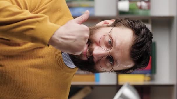 Evet, duygusal bir jest. Ofisinde ya da dairesinde gözlüklü neşeli sakallı adam kameraya bakıyor ve elini yumruk yapıp memnuniyetini ve muhtemelen zaferini gösteriyor. — Stok video