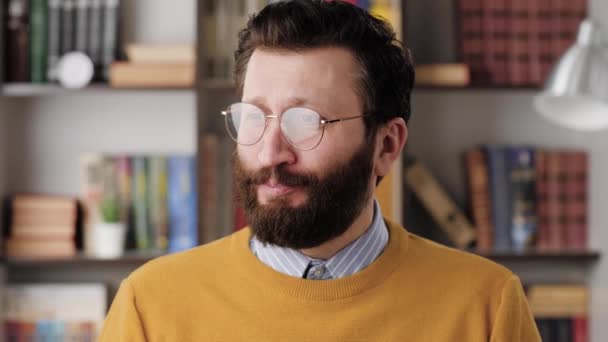 Scream NO, stop. Upset bearded man in glasses in office or apartment room looks at camera and in rage nervously scream NO. Close-up and slow motion — ストック動画