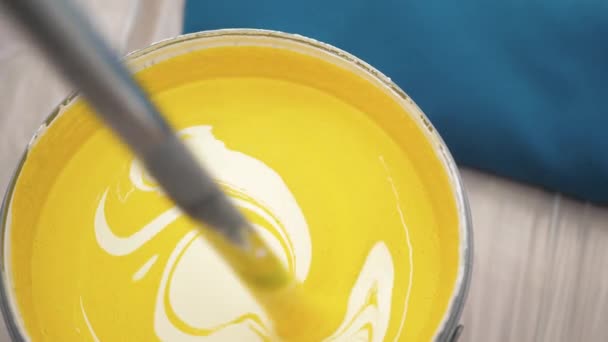 페인트섞기 페인트 액체가 커다란 용기에 서서히 아름답게 클로즈업 슬로우 — 비디오