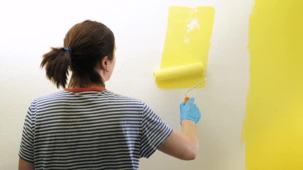 Pintura Mural Mujer Con Guantes Azules Pinta Pared Blanca Color — Vídeo de stock