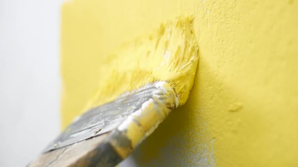 페인트 노란색 페인트로 페인트를 페인트의 사진은 벽이나 캔버스 아래로 천천히 — 비디오