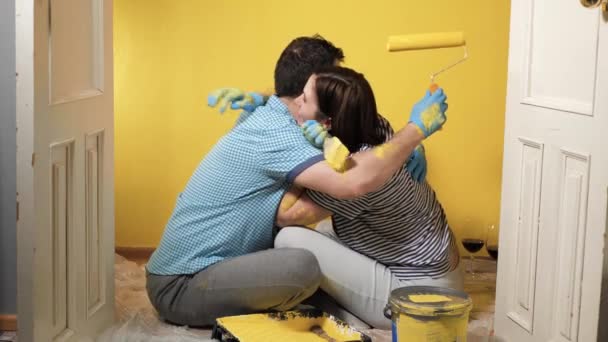 Ζωγραφίζοντας Τοίχο Του Διαμερίσματος Δωμάτιο Τελειώσει Την Εργασία Ζευγάρι Ανδρών — Αρχείο Βίντεο