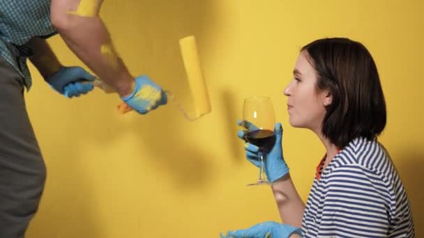Duvar Boyama Oda Yenileme Tamamlama Ellerinde Boya Silindiri Olan Neşeli — Stok video