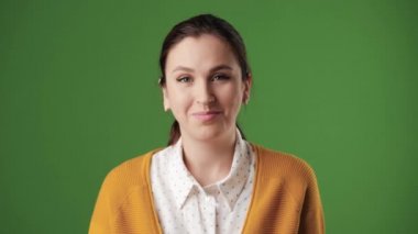 Kadın merhaba diyor. Krom anahtar arka planda gülümseyen kadın kameraya bakıyor ve sağ elini sallayarak selamlıyor. Yavaş çekim