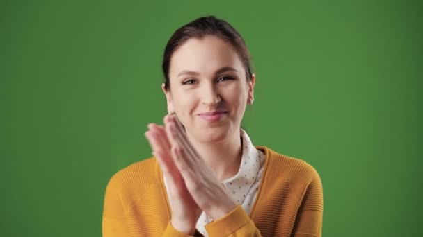Frauen applaudieren. Porträt einer positiv lächelnden Frau auf Chroma-Schlüsselhintergrund, die in die Kamera blickt und glücklich mit den Handflächen klatscht. Zeitlupe — Stockvideo