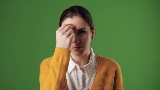 A mulher abençoe-se a si mesma, oração. Mulher triste no fundo da chave chroma olhando para a câmera e abençoar-se. Movimento lento — Vídeo de Stock