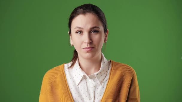 Respeito à proa. Mulher no fundo da chave chroma tela verde olhando para a câmera e coloca a mão no peito e arcos, expressando respeito ou saudação. Movimento lento — Vídeo de Stock