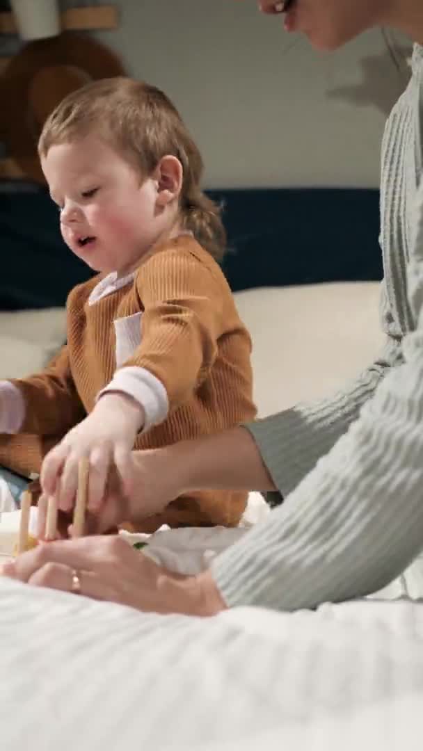 Bébé 2-3 ans mauvais comportement, hystériques et jette des jouets. Mouvement lent, vidéo verticale — Video