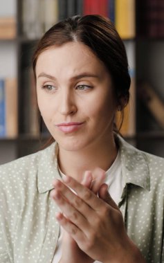 Kadın alaycı alkışları. Ofisteki ya da dairedeki kasvetli şüpheci kadın sahte alkış yaratmak için isteksizce avuçlarını çırpıyor. Orta ekran görüntü