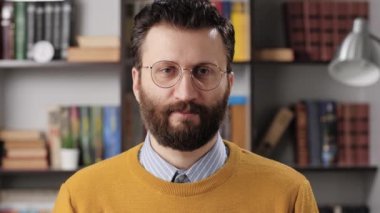 Tık tık, evde kimse var mı? Şüpheli sakallı öğretmen ya da gözlüklü iş adamı kameraya bakıyor ve kameraya vuruyor. Yavaş çekim