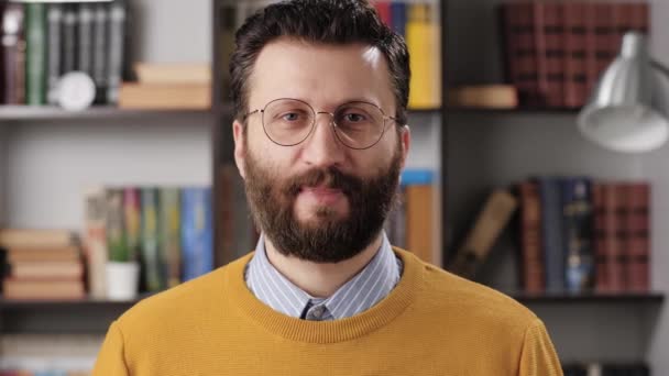 Eu amo-te. Homem de barba romântico professor ou empresário com óculos olha para a câmera e diz que eu te amo. Movimento lento — Vídeo de Stock