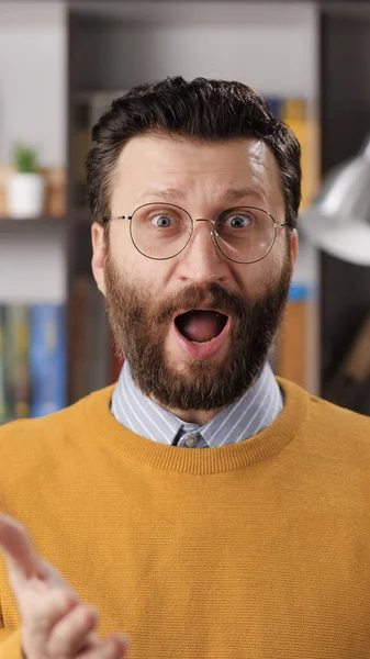 Удивленный Кричащий Человек Вертикальный Вид Возмущенного Бородатого Учителя Бизнесмена Очках — стоковое фото