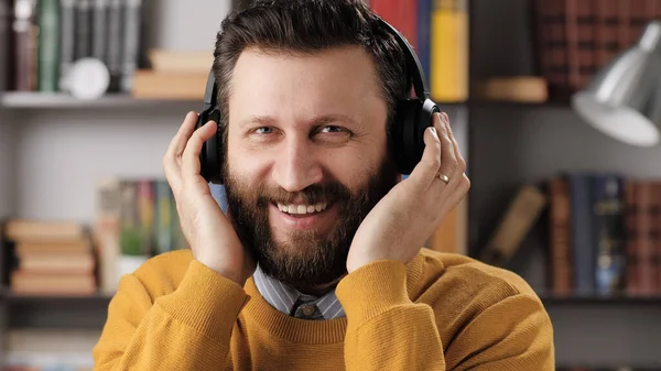 Homem Com Auscultadores Professor Empresário Barbudo Positivo Usa Fones Ouvido — Fotografia de Stock