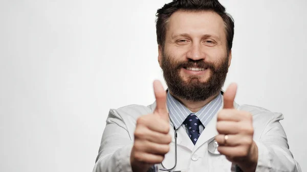 Doktor Palec Nahoru Portrét Pozitivního Usmívajícího Smějícího Muže Lékaře Bílém — Stock fotografie