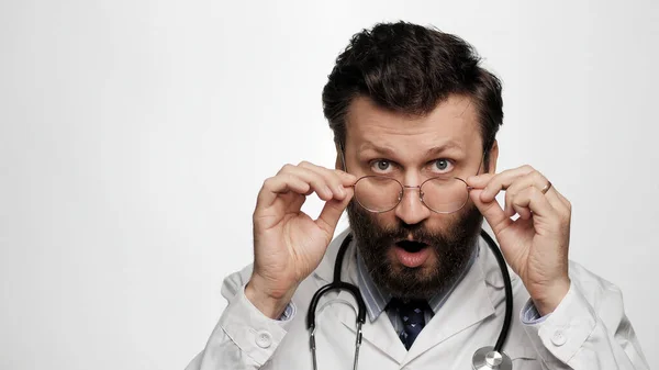 Doktor Jest Zaskoczony Zszokowany Zdezorientowany Mężczyzna Lekarz Białym Tle Zdejmuje — Zdjęcie stockowe