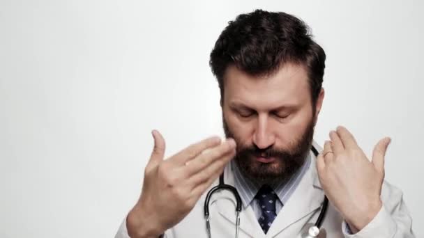 Doktor se bojí. Muž doktor na bílém pozadí mává rukama na obličej — Stock video