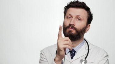 Doktor iyi fikir. Beyaz arka planda, düşünceli bir adam olan konsantre olmuş doktor iyi bir fikri olduğunu göstermek için işaret parmağını kaldırıyor.