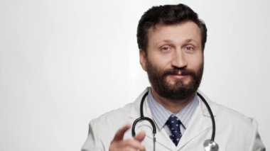 Doktor seni işaret ediyor. Beyaz arka planda gülümseyen kibar doktor kameraya bakıyor ve parmağını kameraya doğrultuyor.