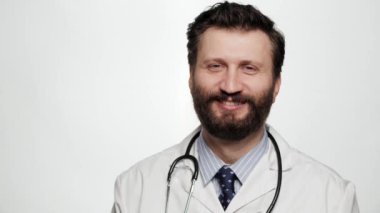 Beyaz arka planda gülümseyen doktor portresi