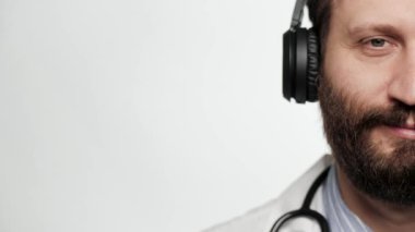 Doktor kulaklıklarını çıkarıyor. Kulaklığı kafasından çıkaran doktorun yüzüne yakın plan.