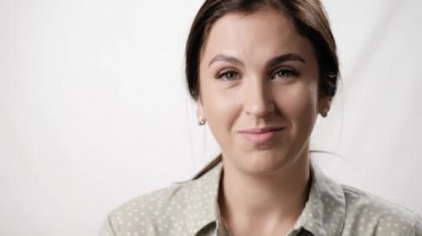 Beyaz arka planda gülümseyen kadın. Beyaz arka planda arkadaş canlısı beyaz kadın portresi. Yakın plan.