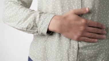 Mide ağrısı giderici. Dişi eller sakince mideye yönelir. Yakın çekim ve yavaş çekim