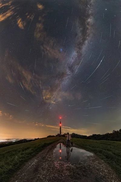 Panorama Del Cielo Lleno Hombre Pie Camino Mira Reflejo Agua — Foto de Stock