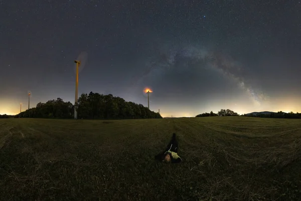 Relajación Verano Tumbado Hierba Bajo Cielo Nocturno Vía Láctea — Foto de Stock