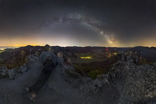 Panorama Hombre Sentado Las Rocas Con Vistas Campo Bajo Cielo — Foto de Stock