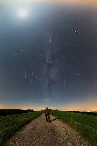 Panorama Del Cielo Lleno Hombre Pie Camino Mira Los Meteoros — Foto de Stock