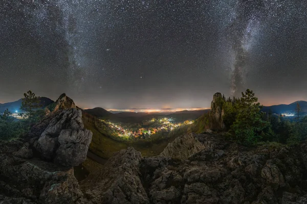 Pintoresco Pueblo Entre Montañas Rocosas Bajo Cielo Nocturno Vía Láctea — Foto de Stock