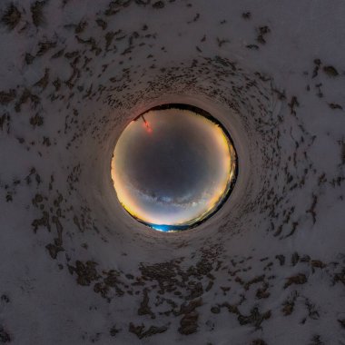 Gece gökyüzünün 360 derecelik panorama tüneli Samanyolu ve karlı manzaralı