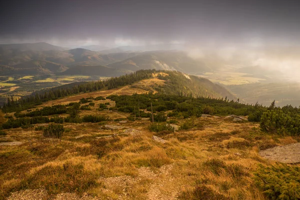 Nubes Caen Del Cielo Paisaje Montaña — Foto de Stock