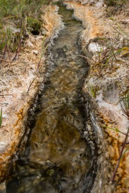 Mineralleştirilmiş su çökeltilerle bir travertin akımı oluşturdu. 