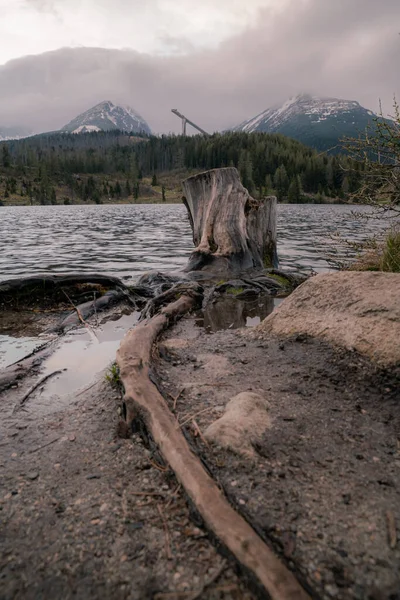 Horské Jezero Zasněženými Horami Pozadí Zamračenou Oblohou — Stock fotografie