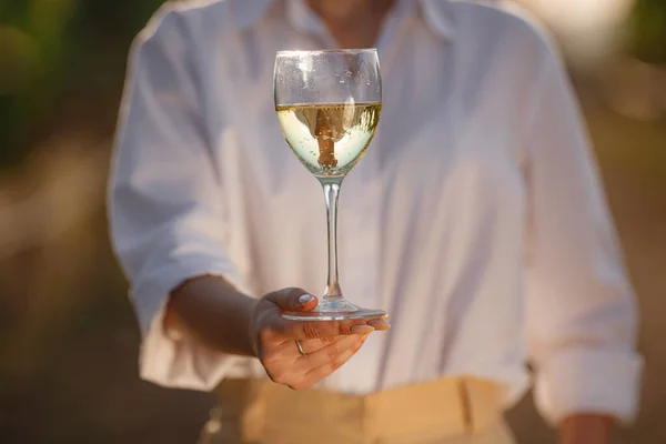 Vintner Mulher Degustação Vinho Branco Copo Uma Vinha Fundo Vinhas — Fotografia de Stock