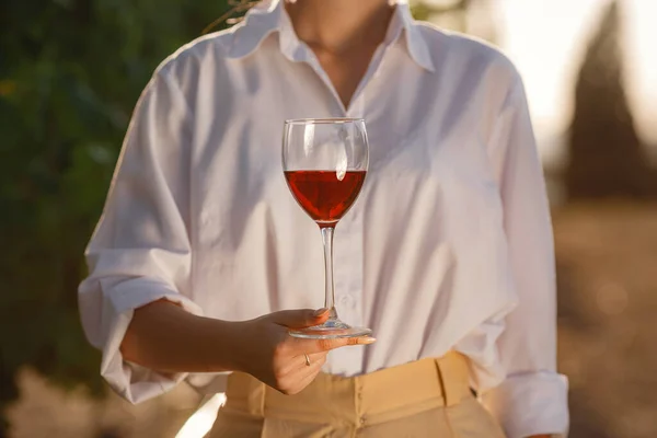 Mujer Viticultora Degustación Vino Tinto Una Copa Viñedo Viñedos Fondo —  Fotos de Stock