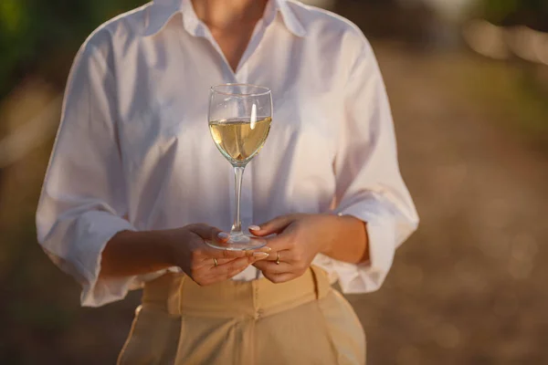 Mujer Viticultora Degustación Vino Blanco Una Copa Viñedo Viñedos Fondo —  Fotos de Stock